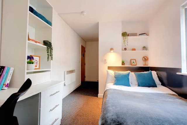 Six Bed Bronze main photo