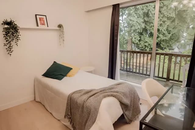 Topaz Room (4 Bed 1 Bath) main photo
